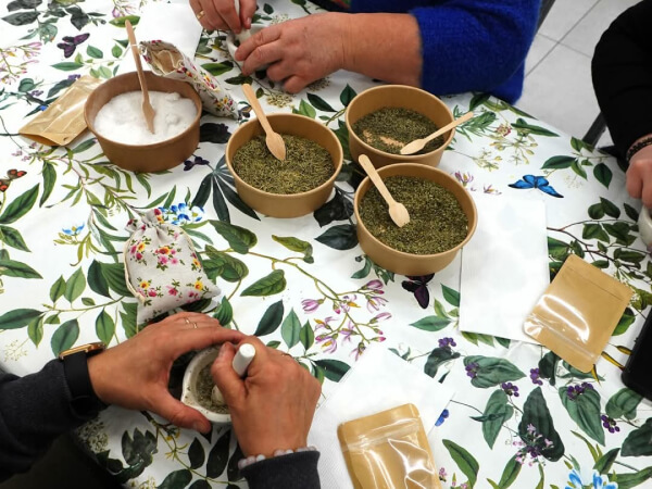 Przed uczestnikami są miseczki a w nich składniki do zrobienia maści i soli.