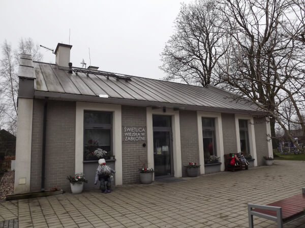 Budynek świetlicy w Zabłotni.