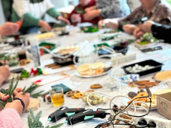 Zajęcia dla dorosłych z tworzenia wianków świątecznych.