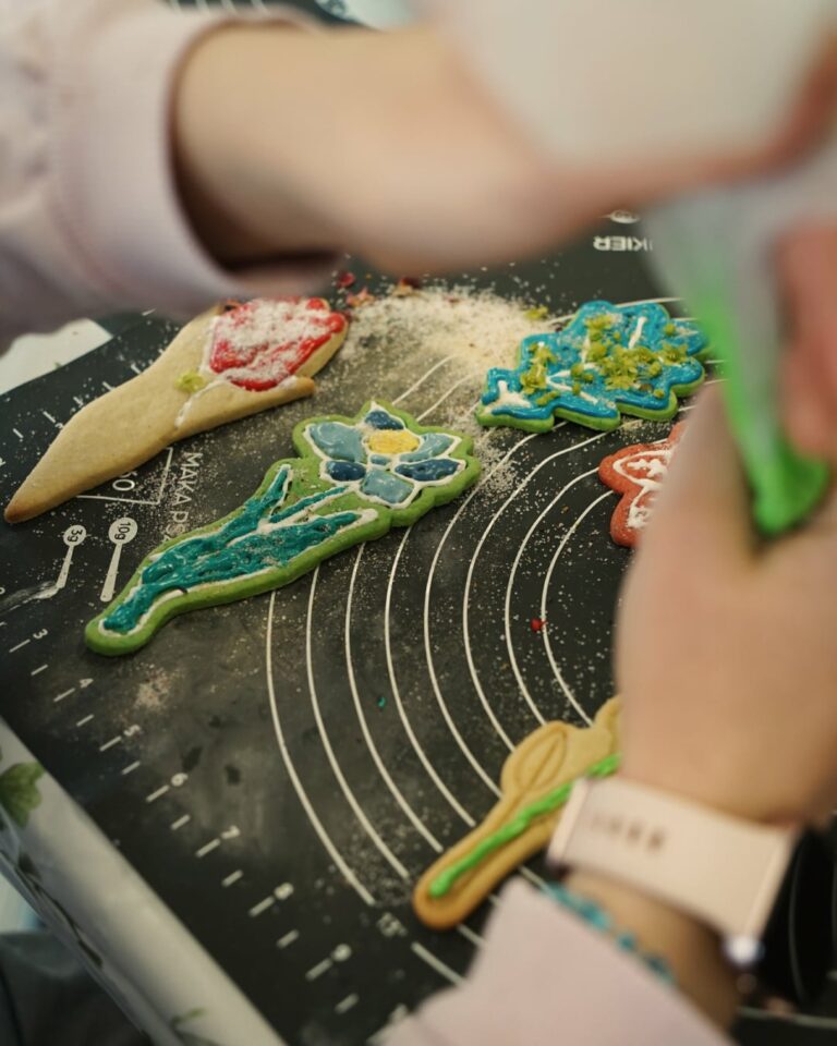 Udekorowane ciasta lukrem aromatyzowanym.