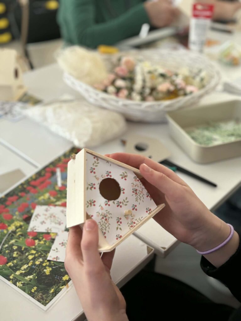 Świetlica w Mościskach - Warsztaty z tworzenia Domków Wiosennych metodą scrapbooking'u